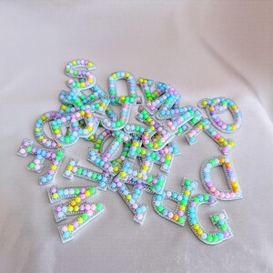 Parches de letras hechos a mano, parches de letras perlados, parches de letras personalizados, parches del alfabeto termoadhesivos, personaliza tu ropa o bolsos.