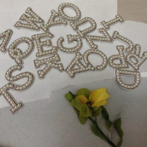 Parches de letras hechos a mano, parches de letras perlados, parches de letras personalizados, parches del alfabeto termoadhesivos, personaliza tu ropa o bolsos.