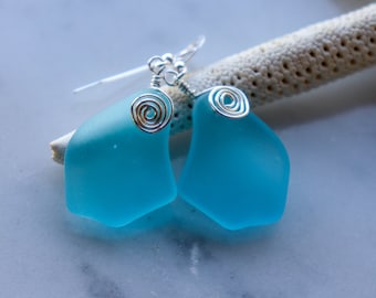 Pastell Aquablå örhängen i havsglas, örhängen i sjöglas, smycken i havsglas, strandglas, örhängen i strandsmycken i sjöglas, havssmycken