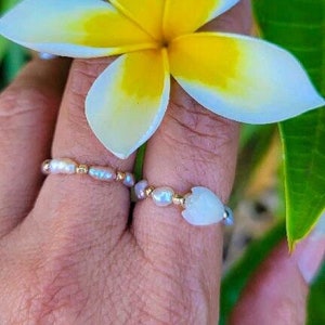 Bague perle Pikake, bague délicate, bague avec pierre de naissance, bague minimaliste, bague fleur, bague simple, bague Pikake, bague empilable, bague empilable