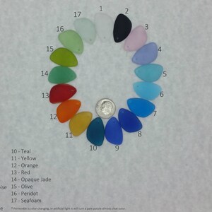 Puede incluir: Una carta de colores de 17 tonos diferentes de vidrio, dispuestos en un c&iacute;rculo. Los colores incluyen transparente, negro, rosa, periwinkle, turquesa, turquesa opaco, azul pac&iacute;fico, azul cobalto, azul cielo opaco, verde azulado, amarillo, naranja, rojo, jade opaco, oliva, peridoto y espuma de mar.