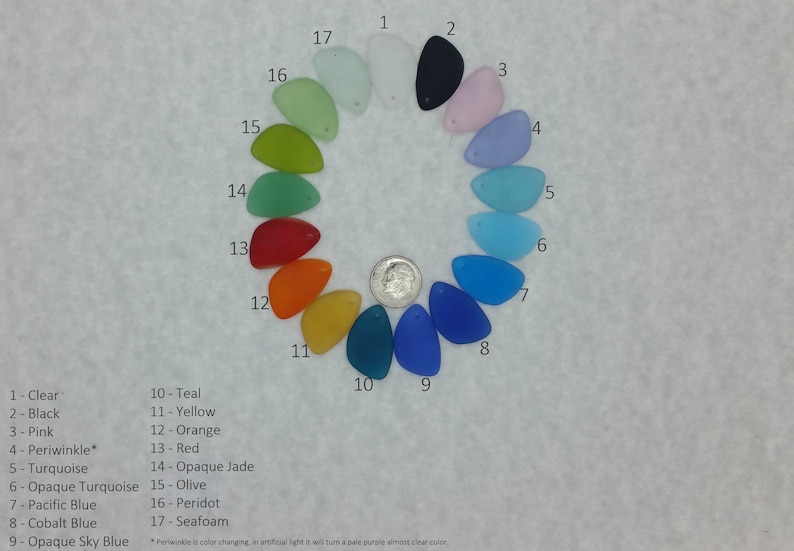 Puede incluir: Una carta de colores de 17 tonos diferentes de vidrio, dispuestos en un c&iacute;rculo. Los colores incluyen transparente, negro, rosa, periwinkle, turquesa, turquesa opaco, azul pac&iacute;fico, azul cobalto, azul cielo opaco, verde azulado, amarillo, naranja, rojo, jade opaco, oliva, peridoto y espuma de mar.