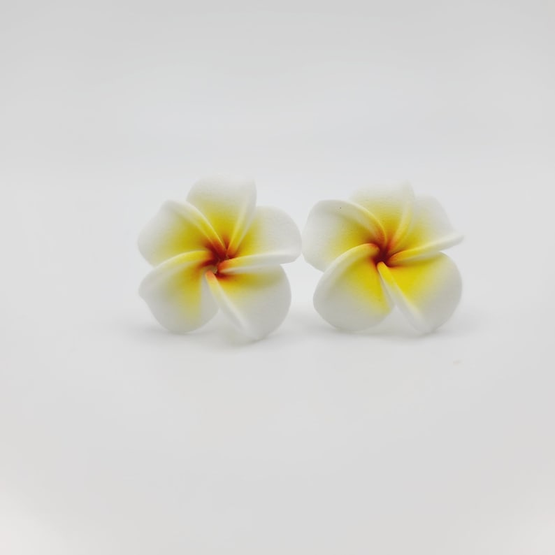 Boucles doreilles fleuries Plumeria Frangipanier Fleur Bijoux Boucles doreilles florales Bijoux Hawaï Bijoux hawaïens Boucles doreilles tropicales Boucles doreilles Stud image 4