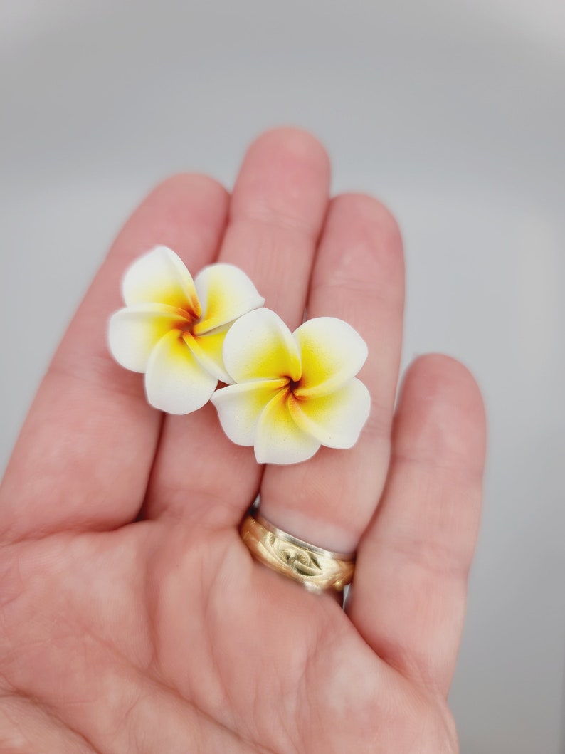 Boucles doreilles fleuries Plumeria Frangipanier Fleur Bijoux Boucles doreilles florales Bijoux Hawaï Bijoux hawaïens Boucles doreilles tropicales Boucles doreilles Stud image 8