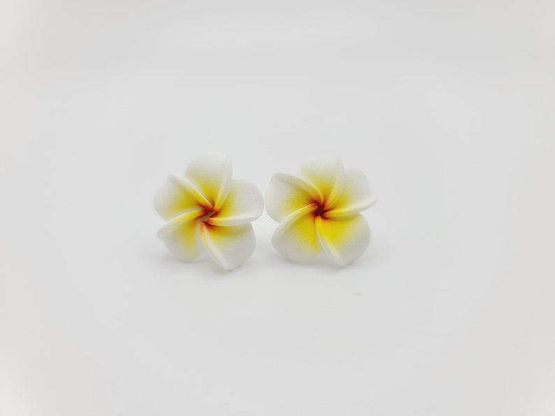 Boucles doreilles fleuries Plumeria Frangipanier Fleur Bijoux Boucles doreilles florales Bijoux Hawaï Bijoux hawaïens Boucles doreilles tropicales Boucles doreilles Stud image 9