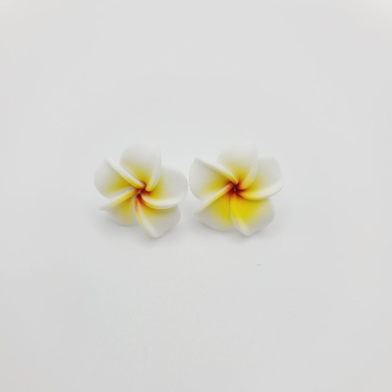 Boucles doreilles fleuries Plumeria Frangipanier Fleur Bijoux Boucles doreilles florales Bijoux Hawaï Bijoux hawaïens Boucles doreilles tropicales Boucles doreilles Stud image 7