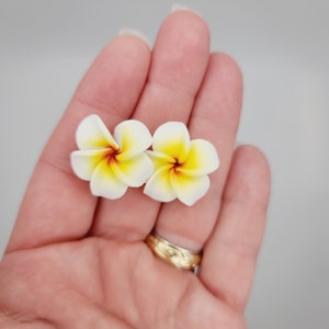 Boucles doreilles fleuries Plumeria Frangipanier Fleur Bijoux Boucles doreilles florales Bijoux Hawaï Bijoux hawaïens Boucles doreilles tropicales Boucles doreilles Stud image 3