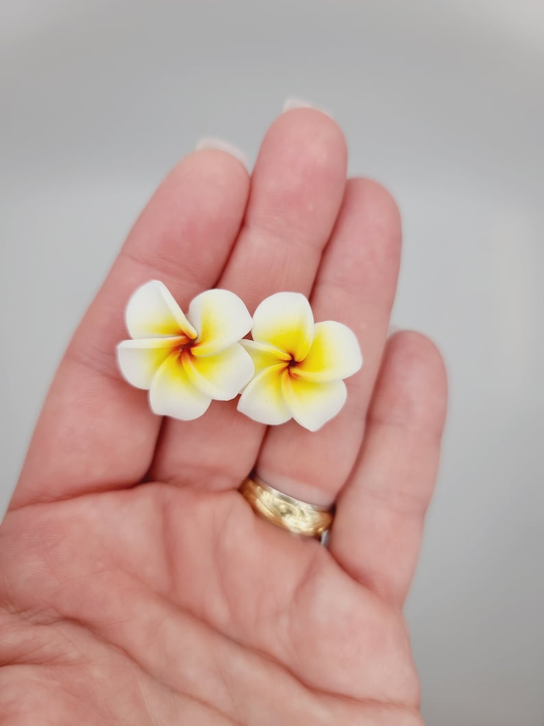 Boucles doreilles fleuries Plumeria Frangipanier Fleur Bijoux Boucles doreilles florales Bijoux Hawaï Bijoux hawaïens Boucles doreilles tropicales Boucles doreilles Stud image 3