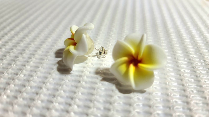 Boucles doreilles fleuries Plumeria Frangipanier Fleur Bijoux Boucles doreilles florales Bijoux Hawaï Bijoux hawaïens Boucles doreilles tropicales Boucles doreilles Stud image 6