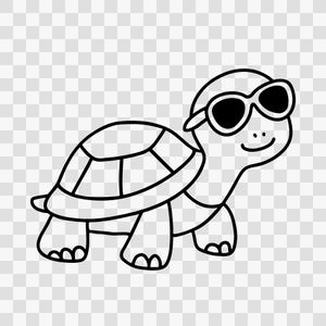 Può includere: Una tartaruga dei cartoni animati in bianco e nero con occhiali da sole. La tartaruga ha un guscio segmentato e una faccia sorridente. L'immagine è un semplice disegno a tratto, ideale per adesivi o altri design grafici.