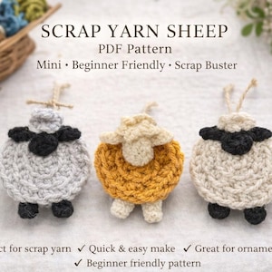 Könnte beinhalten: Drei gehäkelte Schaf-Ornamente in Grau, Gelb und Creme. Jedes Schaf hat ein schwarzes Gesicht und Beine, mit einer Schlaufe zum Aufhängen. Der Text "SCRAP YARN SHEEP PDF Pattern" ist sichtbar.