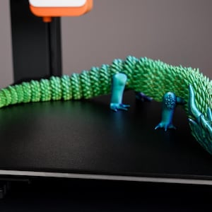 Articulated multicolour dragon fidget toy. Standing or laying down dragon for animal lovers. Eco friendly, biodegradable PLA