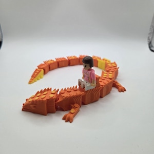 Articulated multicolour Lego inspired fidget dragon rider. Lego people compatible. Eco friendly, biodegradable PLA fidget toy