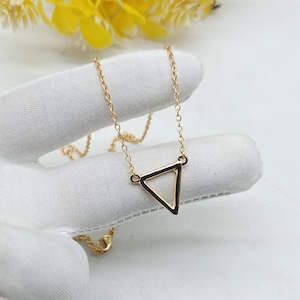 Collar con colgante triangular dorado, delicado collar de cadena geométrica, joyería minimalista y delicada para el día a día, sencillo regalo triangular para ella.