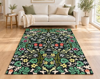 Può includere: Un tappeto rettangolare caratterizzato da un fitto motivo botanico simmetrico su sfondo nero. Il design include foglie verdi stilizzate, fiori gialli, piccoli fiori bianchi e fiori rossi a forma di campana disposti in un motivo ripetuto.