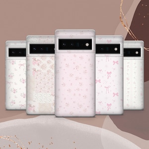Puede incluir: Cinco fundas para teléfono con diseños florales y lazos en tonos rosa y blanco. Las fundas tienen un recorte rectangular para la cámara y un marco claro. Los diseños incluyen pequeñas flores, lazos y un patrón de patchwork.
