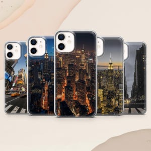 以下が含まれることがあります： ニューヨーク市の都市景観を特徴とする5つの携帯電話ケースのコレクション。ケースは、夜間のスカイラインやイエロータクシーのある街並みなど、さまざまなビューを表示します。ケースは透明で保護的なデザインです。