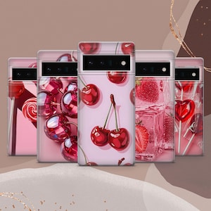 Peut inclure: Plusieurs coques de téléphone roses avec des motifs variés. L'une présente des cerises, d'autres des sucettes, des fraises dans des glaçons et des sucettes en forme de cœur. Les coques ont une finition brillante.