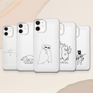 Puede incluir: Un conjunto de fundas blancas para teléfono con ilustraciones de gatos negros. Cada funda presenta un diseño de gato diferente, como un gato descansando, un gato envuelto en una manta y un gato con gafas de sol. Algunas fundas tienen el texto "OVERTHINKIN AND ALSO HUNGRY" y "CHILL."