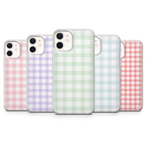 Könnte beinhalten: Fünf Telefonhüllen in einer Reihe, jede mit einem anderen pastellfarbenen Vichy-Muster. Die Farben sind Rosa, Lila, Grün, Blau und Rot. Die Hüllen bestehen aus transparentem Kunststoff.