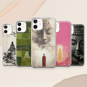 Puede incluir: Una colección de cinco fundas para teléfono con varios diseños temáticos de Buda. Las fundas presentan imágenes de estatuas, figuras y paisajes serenos de Buda en tonos verdes, rosas y neutros. Cada funda tiene un borde transparente.