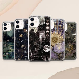 Op de afbeelding: Een verzameling van vijf telefoonhoesjes met verschillende hemelse en mystieke ontwerpen. De hoesjes tonen afbeeldingen van manen, sterren, raven en tarotkaarten in donkere kleurenpaletten. Elke hoes heeft een transparante beschermhoes.