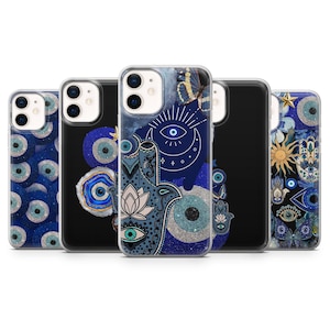 Puede incluir: Una colección de fundas para teléfonos con varios diseños. Las fundas presentan una variedad de patrones azules y blancos, incluyendo motivos de ojo turco, una mano de Fátima y una mariposa. Diseñadas para un smartphone.