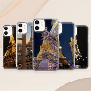 Op de afbeelding: Een verzameling telefoonhoesjes met de Eiffeltoren 's nachts. De hoesjes tonen het iconische monument in verschillende settings, waaronder een nachtzicht met verlichting en een dagzicht met een raamkozijn.