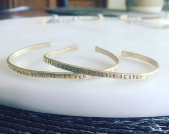 Brazalete forjado a mano Way Maker en oro