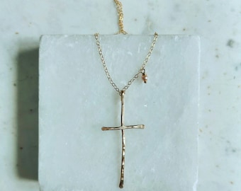 Cruz vieja y rústica dorada