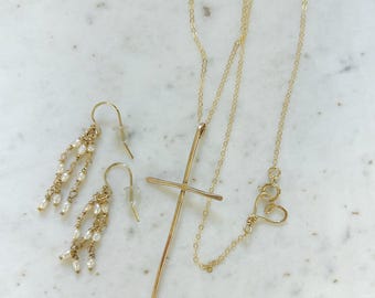 Conjunto de pendientes y cruz antigua y robusta en oro