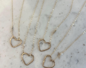 Nuevo collar pequeño con forma de corazón de oro forjado a mano