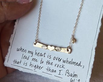 Collar de barra de oro con corazón y alas