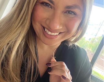 Delicado corazón forjado a mano con o sin piedras preciosas naturales.