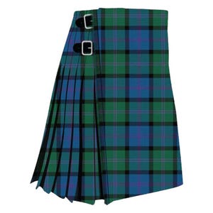 Könnte beinhalten: Ein grüner, blauer und schwarzer Schottenkilt mit silbernen Schnallen. Der Kilt hat ein plissiertes Design und ein traditionelles Tartanmuster. Der Kilt besteht aus einem gewebten Stoff und ist zum Tragen um die Taille konzipiert.