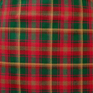 Op de afbeelding: Close-up van een rood, groen en goud geruite stof. Het patroon heeft een raster van elkaar kruisende lijnen in rood, groen en goud, waardoor een klassiek tartanontwerp ontstaat. De stof heeft een licht getextureerd uiterlijk.