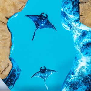 Manta Ray Resin Ocean Lamp – LED Light with Wood & Epoxy River, Divers Underwater Scene, Handmade Coastal Decor Gift for Nature Lovers