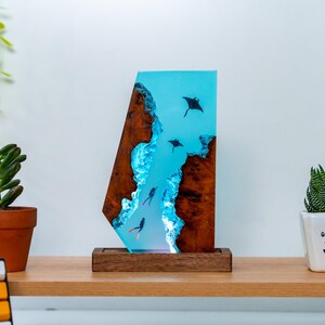 Manta Ray Resin Ocean Lamp – LED Light with Wood & Epoxy River, Divers Underwater Scene, Handmade Coastal Decor Gift for Nature Lovers
