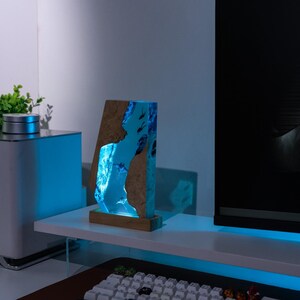 Manta Ray Resin Ocean Lamp – LED Light with Wood & Epoxy River, Divers Underwater Scene, Handmade Coastal Decor Gift for Nature Lovers