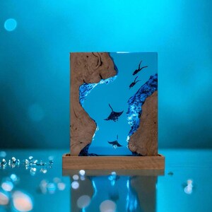 Manta Ray Resin Ocean Lamp – LED Light with Wood & Epoxy River, Divers Underwater Scene, Handmade Coastal Decor Gift for Nature Lovers
