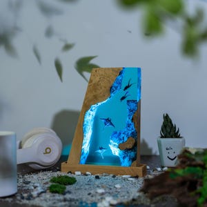 Manta Ray Resin Ocean Lamp – LED Light with Wood & Epoxy River, Divers Underwater Scene, Handmade Coastal Decor Gift for Nature Lovers