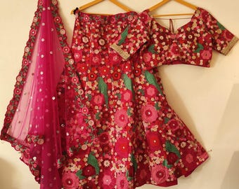 Red Velvet Lehenga Choli: Kettenstich Stickerei, Pailletten Party Wear