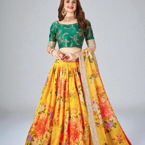 Lehenga Choli de organza con estampado floral: atuendo de boda indio