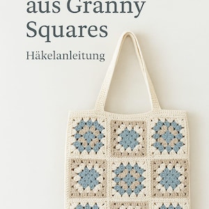 Könnte beinhalten: Eine cremefarbene Tragetasche mit einem gehäkelten Granny-Square-Design. Die Quadrate weisen ein Muster aus Blau, Beige und Creme auf. Die Tasche hat einen passenden cremefarbenen Griff und den Text "Strandtasche aus Granny Squares Häkelanleitung".