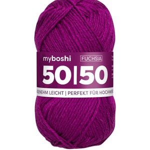 Puede incluir: Una madeja de hilo fucsia con una etiqueta blanca. La etiqueta dice "myboshi" y "50150". El hilo es de un tono rosa vibrante y está bien enrollado. La etiqueta también incluye la palabra "FUCHSIA".
