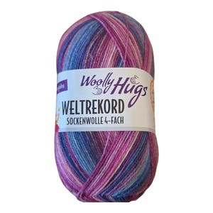 Peut inclure: Pelote de laine multicolore avec une étiquette indiquant "Woolly Hugs WELTREKORD SOCKENWOLLE 4-FACH". La laine est un mélange de teintes bleues, violettes et roses. Cette laine convient au tricot de chaussettes et autres petits projets.