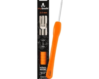 May include: An orange crochet hook with a silver hook and a black and white package. The package has the text "myboshi 2.5 mm" and "HÄKEL NADEL CROCHET HOOK MACH DIR WAS SCHÖNES". The hook is 2.5 mm.