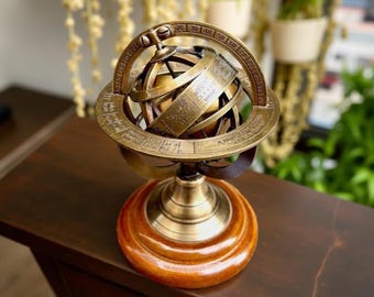 ヴィンテージ風 天球儀 エレガントな木製台座に置かれたヴィンテージの天球儀：ご自宅の