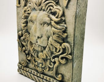 Bloque de memoria | Objeto de arte de colección hecho a mano en madera y yeso | Pieza vintage única con aspecto antiguo [20x15x4 cm] - Bloque de fragmentos "León"