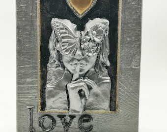 Objeto de arte hecho a mano en madera y yeso | Pieza vintage única con aspecto antiguo [20x15x4 cm] - Bloque de fragmentos "Amor"